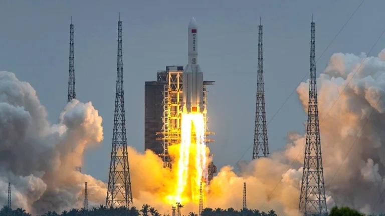 Details about the Chinese missile: The chips are spinning toward Earth with 18,000 miles per hour.