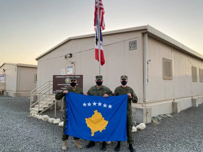Departamento de Defensa de los Estados Unidos: Esfuérzate por estar con el Ejército de Kosovo en Kuwait