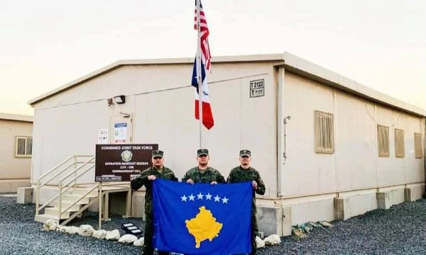 KSF soldados aterrizan en Kuwait junto con el Ejército Americano