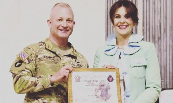 Vlora Citaku visite Bondsteel, reçoit la gratitude du commandant américain