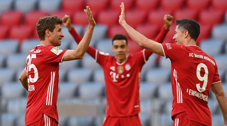 Bayern Monaco distrugge Gladback, vince il nono titolo consecutivo