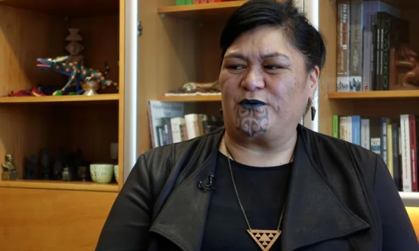 Los labios negros y el tatuaje de barba, el diplomático de este país te sorprendió por la vista