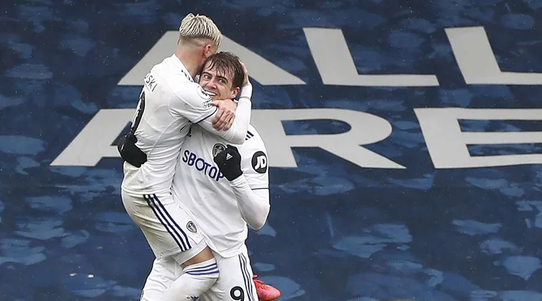 Leedsy regalo West Hamit y Liverpool, derrotar Tottenham