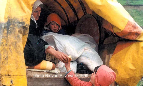 Feed the children under the fire of war: The woman's confession after 22 years found herself in a war photo