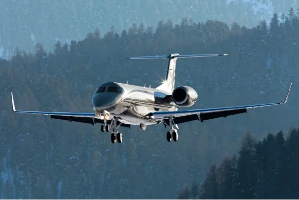 Il pilota francese fa causa agli amici: Mi hanno legato e poi mi hanno sparato nell'aereo.