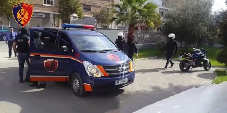 Policía de Durres con Controles de Suspicion, Armas y Drogas
