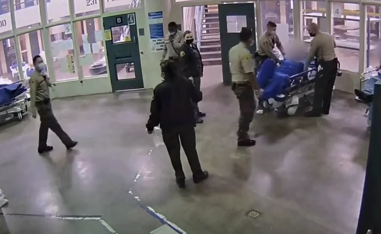 El momento en que el prisionero americano ataca a la policía y está rodeado por otros 10