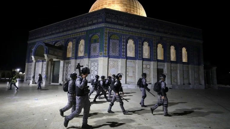 Chaos in der Al-Aqsa-Moschee in Israel, Polizei nutzt Gummikugeln und sie verletzen 170 Menschen