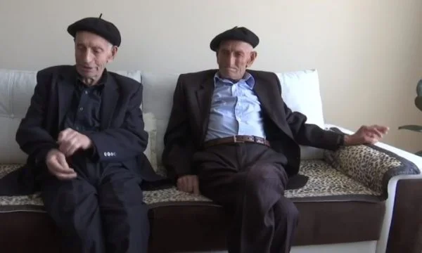 Cómo los médicos confundieron gemelos de Podujevo cuando fueron a vacunar