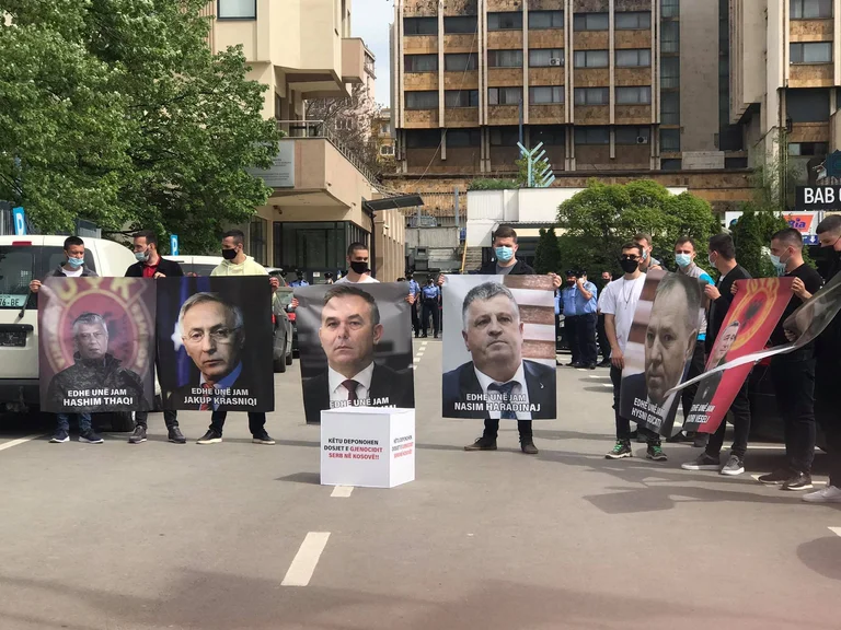 Rinia e PDK-së bën aksion kundër Gërvalla Schwarz: Vendos një kuti për deponim dosjesh