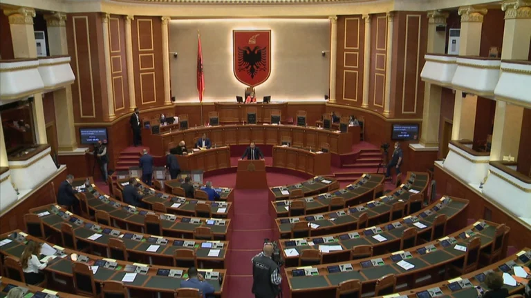 ‘Impeach’-et presidenti shqiptar: 98 deputetë votojnë për shkarkimin e Ilir Metës
