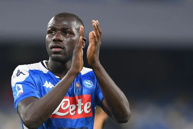 Napoli nxjerr në shitje Koulibalyn, pranon interesimin e Barcelonës dhe Manchesterit