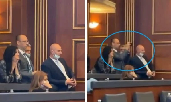 Blerim Latifi publikon foton: Lista Serbe argëtohet me deputetët që pështyheshin me njëri-tjetrin