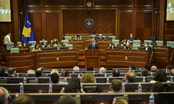 Sharje e tentim për përleshje fizike – Përplasja në Kuvend që paralajmëron një legjislaturë të tensionuar