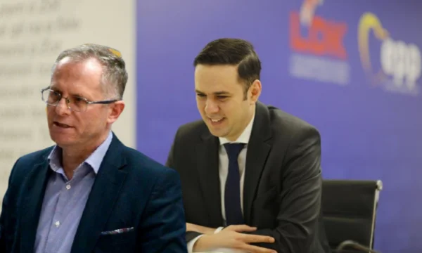 Abdixhiku duke qeshur i drejtohet Bislimit: Nuk lëvizen raftet në Qeveri për të gjetur dokumente