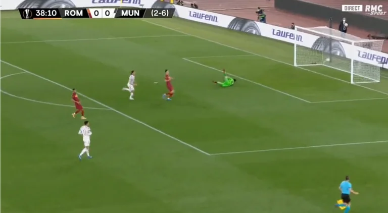 Man United ia thellon mjerimin Romës, shkund italianët përmes Cavanit