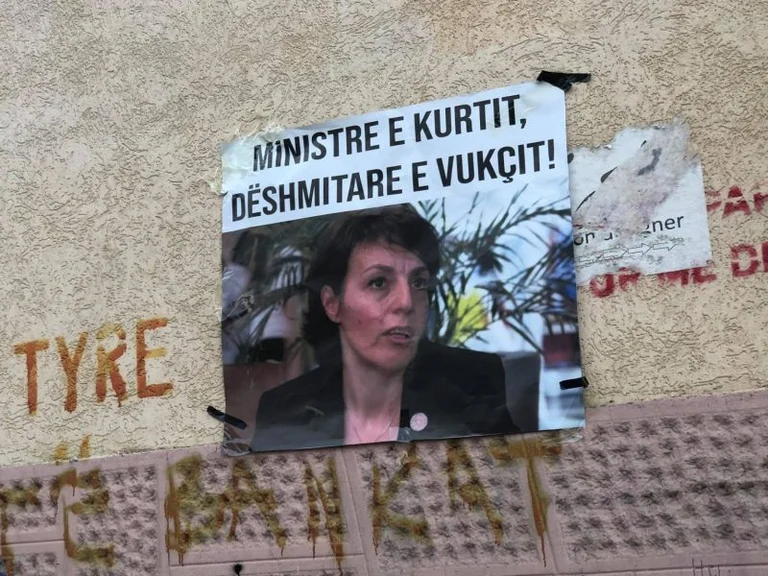 Dalin postere interesante kunder Gervalla Schwarzit ne rruget e Prishtines