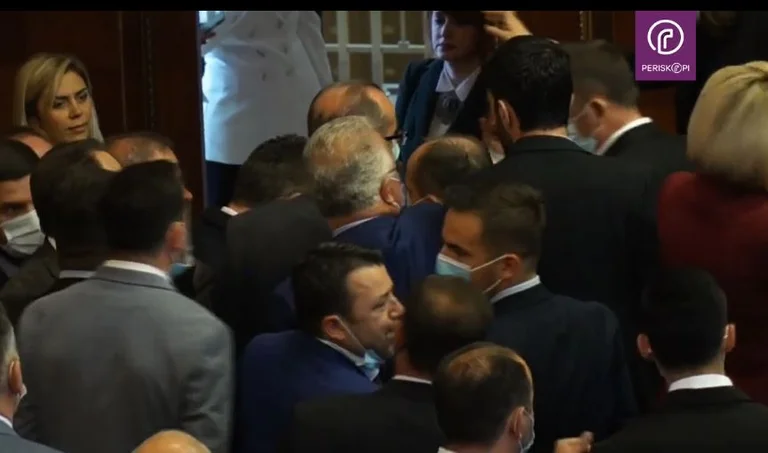 Përplasja në Kuvend, Ardian Kastrati e quajti ‘legen e ‘qenef’ Faton Pecin