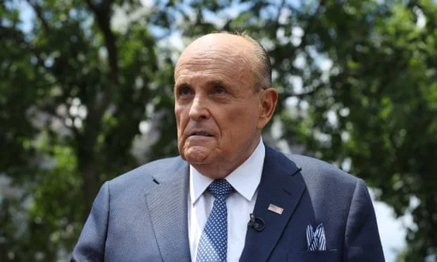 Ekspertët thonë që bastisja e FBI ndaj avokatit të Trumpit mund ta implikojë edhe vetë ish presidentin