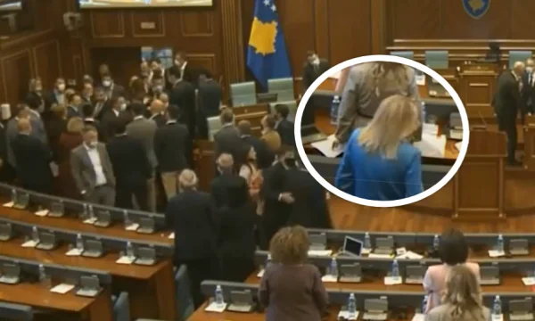 Kolegët e saj po përplaseshin në Kuvend, por shihni çka bën Adriana Matoshi e VV-së (Video)