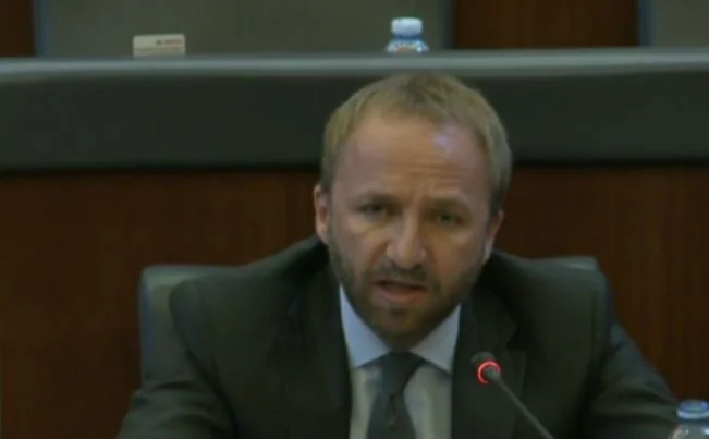 ‘A e udhëheq dialogun Albin Kurti apo Vjosa Osmani?’, Tahiri me disa pyetje për Kurtin