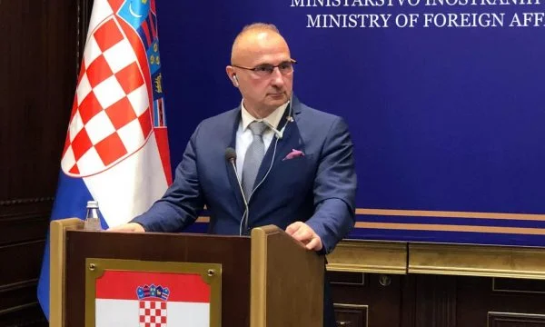Ministri kroat garanton mbështetje për heqjen e vizave: Jemi kundër ndryshimit të kufijve
