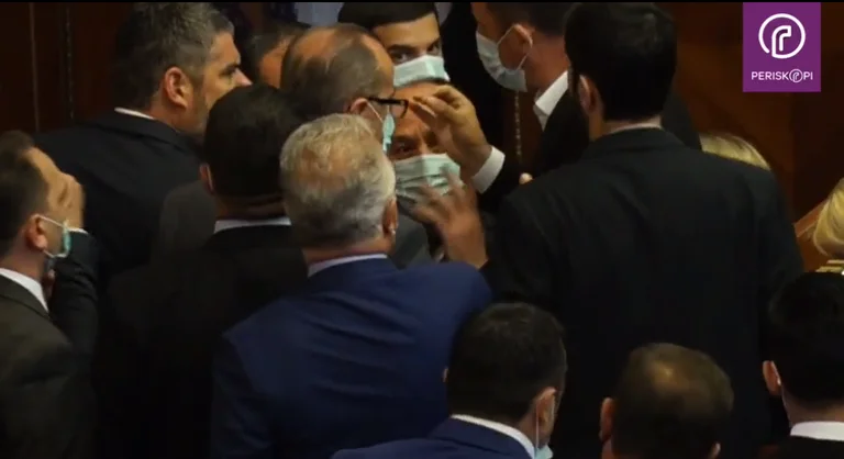 Eskalon situata, Kastrati i PDK’së për pak sa nuk rrihet me Zybën e VV’së