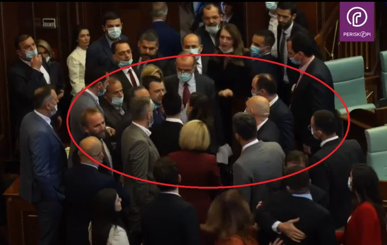 Përplasja në Kuvend nëpërmjet 10 fotografive ku deputetët veç sa nuk u rrahën fizikisht