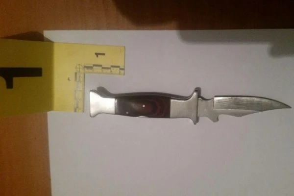 Il appelle la police et dit qu'ils l'ont attaqué.