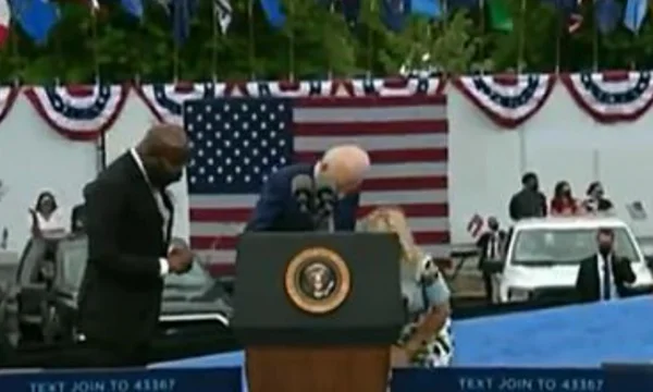 Biden cherche le masque dans le haut-parleur et entre les cartes, l'assurance apporte une autre