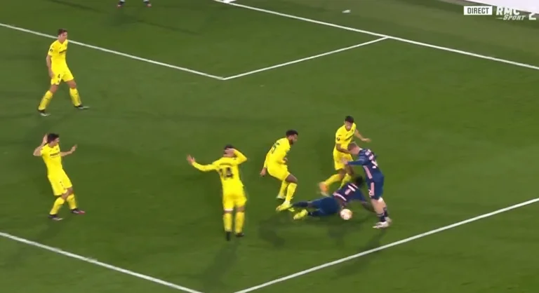 Arsenali me dhjetë lojtarë në fushë ngushton kundër Villarrealit, Pepe qëllon rrjetën