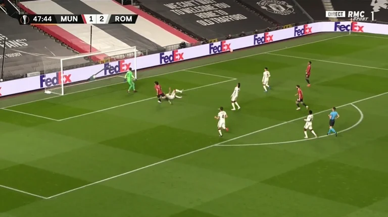 El programa de gol continúa en Alt Trafford, Edinson Cavani marca un gol absolutamente brillante.