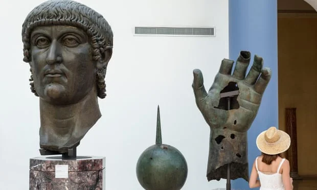 Der Finger wird nach 500 Jahren mit Kaiser Constantines 12-Fuß-Länge, Illyrian-rooted Hand wieder vereint