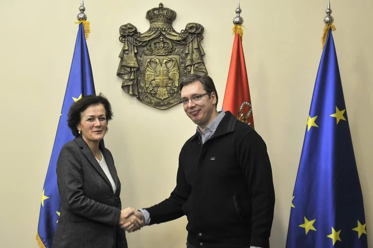 pro Vuciqi media: Este es el diplomático holandés que lo diseñó. Non-Paperue