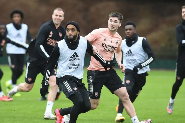 Arsenal returns three tops to players for match against Villarreal