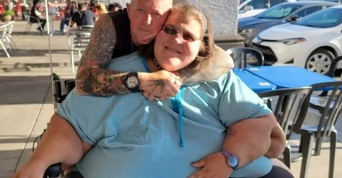 Online Love: The Briton goes to the U.S. to marry the woman who's 335 kg