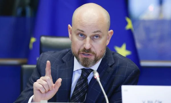 Reporter für Serbien im Europäischen Parlament: “Topi” für den Dialog ist Pristina Gericht