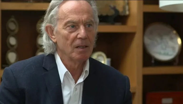 Tony Blair con un nuevo batidor