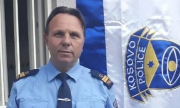 Policía de Kosovo Dies Oficiales de Vushtrria
