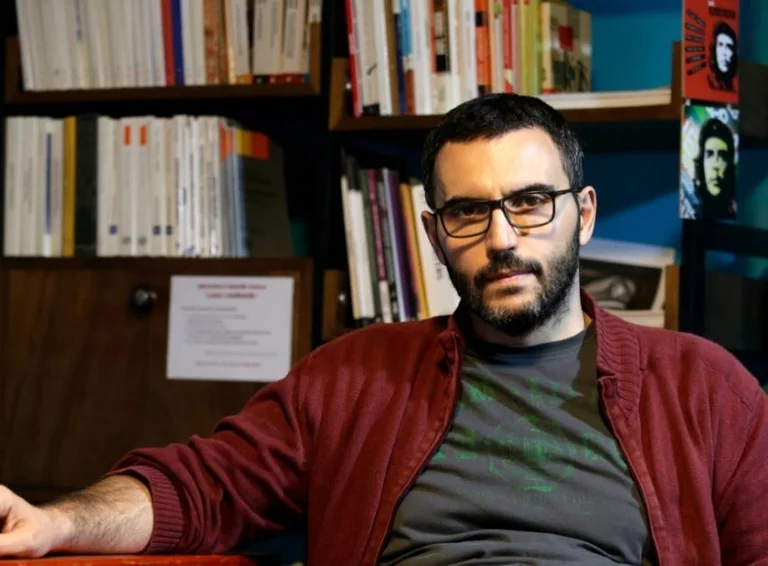 Activista de Albania llama a la protesta VV del 25 de abril