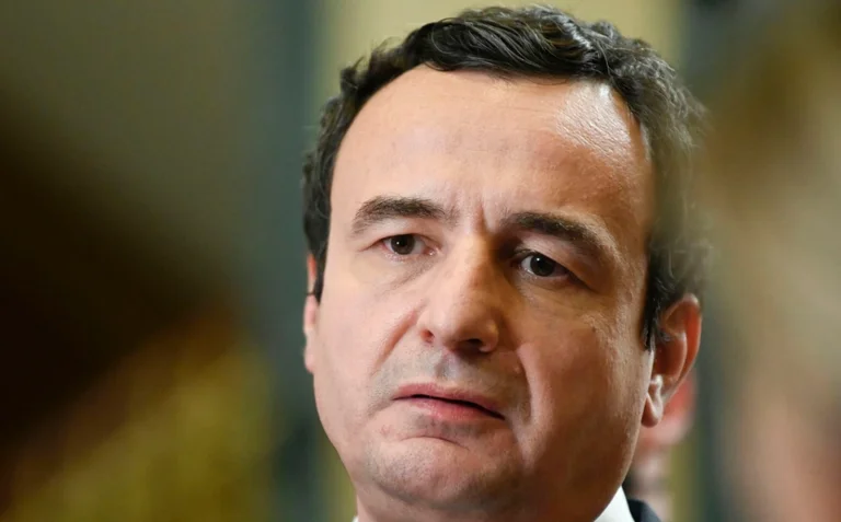 Kurt dit qu'il est prêt à dîner ou déjeuner avec Vuchy et Rama à la mi-mai