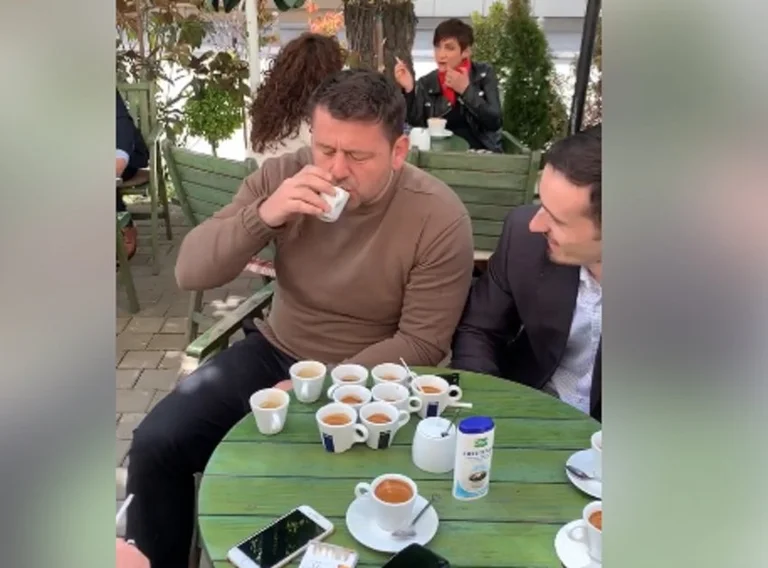 Beke Berisha baja la intensidad del café en Ramadán: Sólo estoy bebiendo uno cada día, pero con un bacal