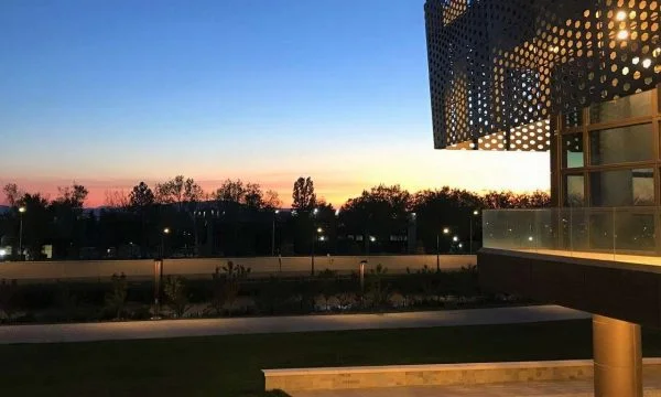 The U.S. Embassy solidifies itself with the families of the undiscovered, will turn off the lights in five minutes by 8:00.