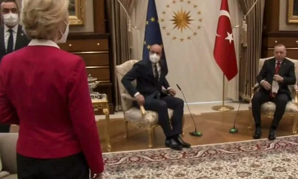 Von der Leyen accusa Erdogan di sessismo: Mi hanno lasciato camminare perché sono una donna