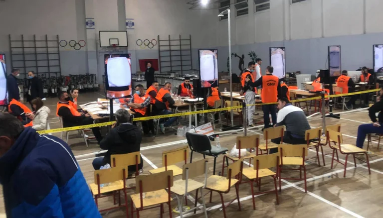 Quatre-vingt-huit pour cent des voix sont comptées, résultat des élections en Albanie