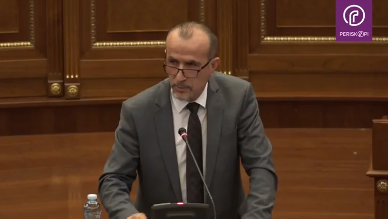 Haxhiu: Kurti dejó el Parlamento, no respondió por qué Kosovo no tiene vacuna