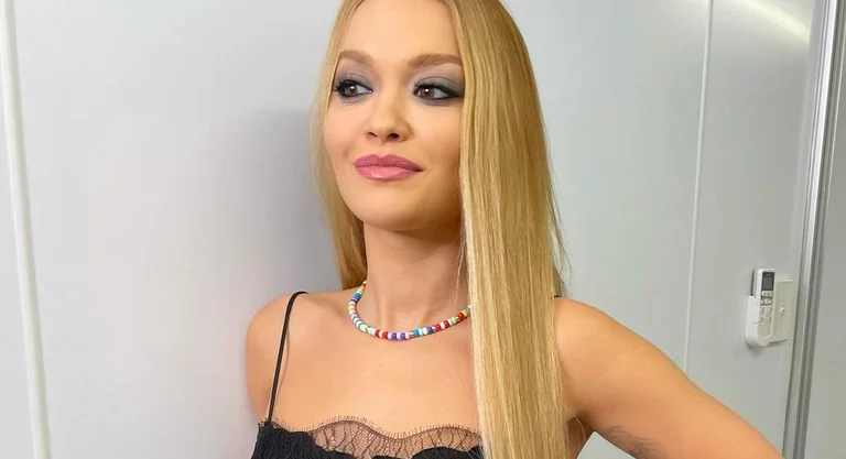 Rita Ora comparte imágenes con pelo corto mientras toma en correo interno