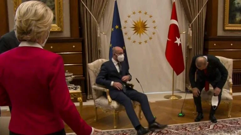 Il est resté sur pied pendant un moment lors de sa rencontre avec Erdogan, Leeyen parle pour la première fois du moment embarrassant