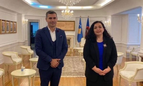 Tahiri va alla presidenza per congratularsi con Vjosa Osmani come capo di stato