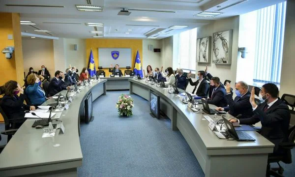 Kurti desestima a los miembros a una junta designada por el Gobierno Hoti por esta razón